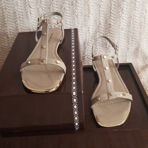 BANDOLINO FLAT SANDAL WITH GOLD ACCENTS.